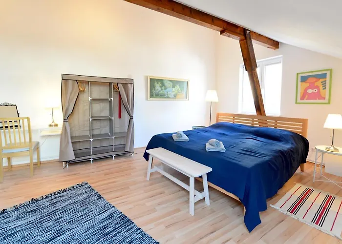 House With Courtyard & Parking Close To Stadtpark